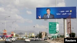 تصویر وزیر اطلاع رسانی لبنان روی یک بیلبورد در صنعا، پایتخت یمن - ۳۱ اکتبر ۲۰۲۱