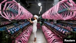 تصویری از یک کارخانه ابریشم در چین