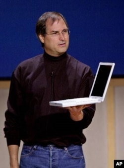2001年5月，乔布斯在苹果公司总部新闻发布会上展示新款iBook手提电脑