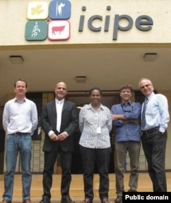 ዶ/ር ሰገነት ቀለሙ - በድርጅታቸው ደጃፍ ከባልደረቦቻቸው ጋር