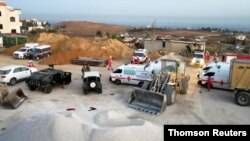 سربازان ارتش لبنان و اعضای صلیب سرخ در نزدیکی محل انفجار در عکار، شمال لبنان