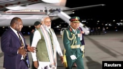 印度总理莫迪2023年5月21日晚抵达巴布亚新几内亚访问并受到总理马拉佩的亲自迎接。（巴新政府照片））