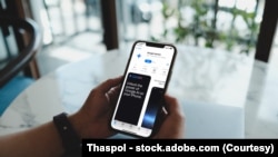 智能手机屏幕上应用程序商店里显示的谷歌Gemini AI应用页面。