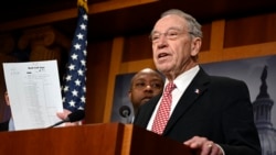 资料照片：格拉斯利参议员在国会山举行监狱改革问题的记者会。(2018年12月19日)