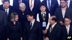 前排从左至右：前美国驻联合国大使克拉夫特、台湾陆委会主委邱垂正和台湾国防安全研究院董事长霍守业参加在台北举行的“2024台北安全对话”的集体合影。(2024年9月12日)