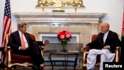 미국의 존 케리 국무장관(왼쪽)이 11일 아프가니스탄에서 하미드 카르자이 대통령과 회담했다.