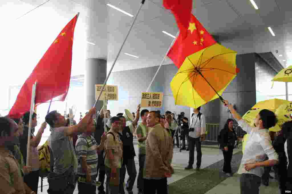 港府公布政改方案对立团体立法会外冲突 （美国之音海彦拍摄 ） 