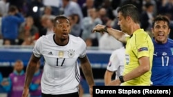 Jérôme Boateng contestant un penalty sifflé par l'arbitre lors du match Allemagne - Italie au stade de Bordeaux pendant l'Euro 2016. REUTERS/Darren Staples Livepic -...