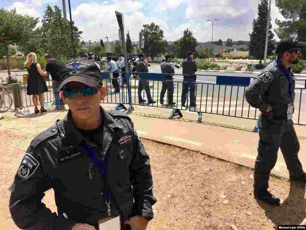 سربازان و ماموران امنیتی در حاشیه محل موزه اسرائیل &nbsp;