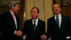 Menlu AS John Kerry, Sekjen PBB Ban Ki-moon dan Menlu Rusia Sergey Lavrov saling berpegangan tangan dalam pertemuan membahas krisis Suriah di Montreux, Swiss, 21/1/2014. 