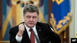 Presiden Ukraina Petro Poroshenko mengecam pelanggaran gencatan senjata oleh pemberontak (foto: dok).