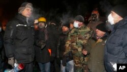 우크라이나 야권 지도자 비탈리 클리츠코(왼쪽) 24일 반정부 시위가 재개된 키예프 중앙광장에서 연설하고 있다.