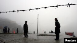 在中国与印度锡金邦交界的乃堆拉山口执勤的中国边防军人（2006年7月，资料照片）