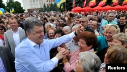 乌克兰总统波罗申科在竞选期间会见支持者