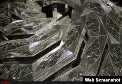 بخشی از یک مجسمه دیوارکوب آینه‌ای از منیر فرمانفرمائیان در تالار دائمی منیر واقع در مجموعه نگارستان دانشگاه تهران ILNA Photo