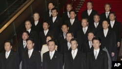 PM Jepang Yoshihiko Noda (barisan paling bawah, tengah) berfoto bersama susunan kabinet terbarunya di rumah kediamannya di Tokyo (1/10). 