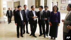 Cambodia's opposition Cambodia National Rescue Party (CNRP) lawmaker members talk during a lunch break inside the National Assembly in Phnom Penh, Cambodia, Tuesday, Nov. 22, 2016. 