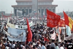 1989年5月成千上万中国民众在北京天安门广场集会抗议