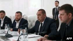 Dari kiri ke kanan: Wakil dari "Republik Rakyat Donetsk" Alexander Zakharchenko, Andrei Purgin dan pemimpin pemberontak Lugansk Igor Plotnitsky hadir dalam pembicaraan di Minsk, Belarus (19/9).