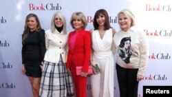 Para pemeran film "Book Club" (dari kiri ke kanan): Alicia Silverstone, Diane Keaton, Jane Fonda, Mary Steenburgen dan Candice Bergen berpose dalam penayangan perdana film tersebut di Los Angeles, California, 6 Mei 2018.
