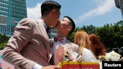 Гей-молодожены обмениваются поцелуями во время свадебного праздника после регистрации брака, Тайбэй, Тайвань, 24 мая 2019 года