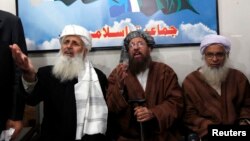 4일 파키스탄 이슬라마바드에서 정부와 탈레반간의 회담이 예정돼있었지만, 정부 측 대표가 제 시간에 출석하지 않으면서 취소됐다. 회담장에 나온 탈레반 측 대표들이 기자들에게 입장을 밝히고 있다.