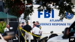 총기 난사 사건이 발생한 미국 플로리다주 올랜도의 나이트클럽 앞에 15일 미 연방수사국 FBI가 사건현장을 수색하고 있다. 