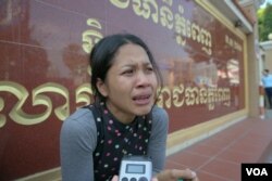 អ្នកស្រី ណុប លីដា ភរិយារបស់លោក មាស សម្បត្តិ អង្គរក្សរបស់លោក ថោង សារ៉ាត់ និយាយជាមួយអ្នកកាសែតទាំងកំពុងហូរទឹកភ្នែកនៅខាងមុខ សាលាដំបូងរាជធានីភ្នំពេញ ថ្ងៃទី២៦ ខែមីនា ឆ្នាំ២០១៩។ (កាន់ វិច្ឆិកា/VOA)