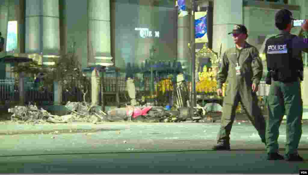 Polisi menyelidiki ledakan bom di pusat kota Bangkok, Thailand (17/8). (VOA/Zinlet Aung)