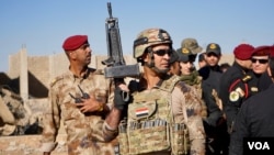 2016年11月3日，伊拉克政府军将领在警卫守护下聚集在摩苏尔城边的戈亚里，举行宣布胜利的记者会。（美国之音德特默拍摄）