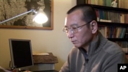 视频截图显示刘晓波在家里阅读一个文件（2008年1月6日）