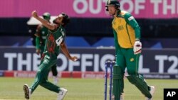 বাংলাদেশের তানজিম হাসান সাকিব আন্তর্জাতিক টি২০ ক্রিকেটে তার ক্যারিয়ারের সেরা বোলিং উপহার দেন। ছবিতে আরও আছেন 'ম্যান অফ দ্য ম্যাচ' দক্ষিণ আফ্রিকার হাইনরিখ ক্লাসেন। ফটোঃ ১০ জুন, ২০২৪