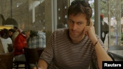 Foto yang tidak disebut tanggalnya ini menampilkan sosok wartawan Perancis Romeo Langlois yang dilaporkan hilang. Foto ini dirilis oleh stasiun televisi Perancis, France24 di Paris (29/4). 