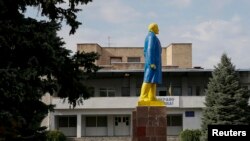 Sovet erasından miras qalmış bolşevik inqilabının rəhbəri Vladimir Leninin heykəlini ukraynalı fəallar milli bayrağın rəngləri ilə boyayıblar.