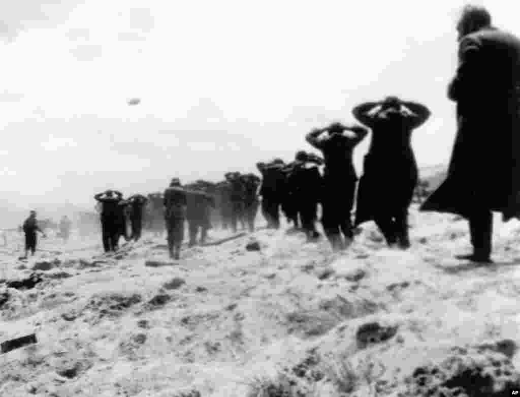Tawanan perang Jerman dibawa pergi oleh pasukan Sekutu dari Utah Beach, dalam operasi pendaratan sekutu di pantai Normandia, Perancis,&nbsp;6 Juni 1944.