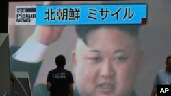 朝鲜电视报道7月4日试射洲际弹道导弹的画面。