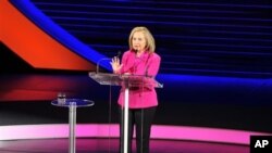 ကမ္ဘာ့အမျိုးသမီးညီလာခံမှာ အမေရိကန်နိုင်ငံခြားရေး ဝန်ကြီးဟောင်း ဟီလာရီကလင်တန် မိန့်ခွန်းပြောနေစဉ်။ (ဧပြီလ ၅ ရက်၊ ၂၀၁၃။)