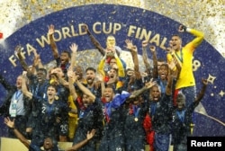 2018年7月15日法国队“高卢雄鸡”赢得了2018年世界杯足球赛之后庆贺胜利。