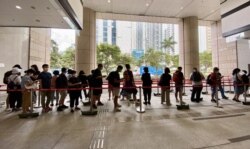 大批市民7月8日到西九龙裁判法院排队轮候旁听席，声援民主派初选47名被告。 (美国之音/汤惠芸)