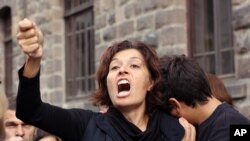 روز دوشنبه، همسر یکی از کشته شده ها در بمب گذاری روز شنبه و پسرش در محل بمب گذاری حاضر شدند