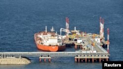 俄罗斯远东城镇纳霍德卡附近的一个石油码头（2017年11月15日）。