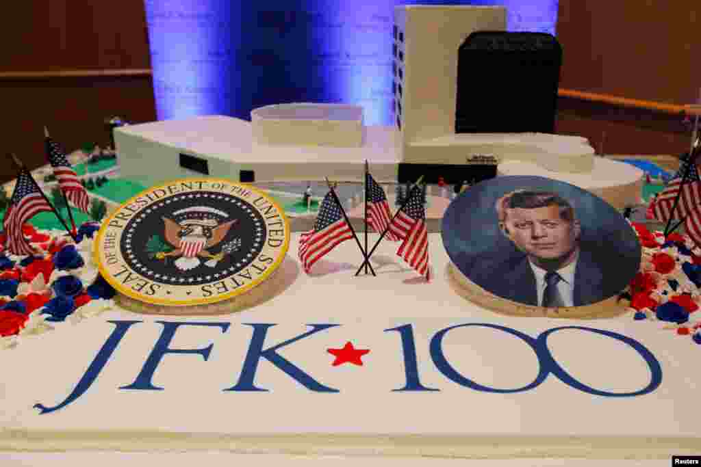 Kue ulang tahun raksasa untuk memperingati HUT ke-100 kelahiran Presiden AS John F. Kennedy dipajang di perpustakaan John F. Kennedy di kota Boston, Massachusetts.