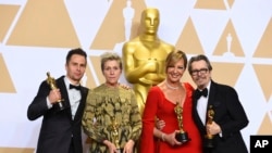 左起：最佳男配角奖获得者山姆·洛克威尔，​最佳女主角奖得主弗朗西斯·麦克道曼，最佳女配角奖得主艾莉森·珍妮，最佳男主角奖获得者加里·奥德曼。（2018年3月4日）