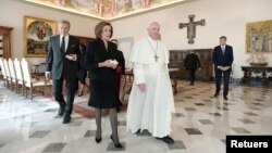 نانسی پلوسی، رئیس مجلس نمایندگان ایالات متحده، در دیدار با پاپ فرانسیس، رهبر کاتولیک‌های جهان. واتیکان. شنبه ۱۷ مهر ۱۴۰۰