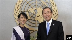 21일 뉴욕의 유엔 본부를 방문한 아웅산 수치 여사가 반기문 유엔사무총장과 악수를 나누고있다.