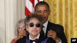 باراک اوباما در سال ۲۰۱۲ «مدال آزادی» ریاست جمهوری ایالات متحده را به باب دیلن اعطا کرد