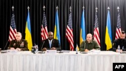 从左至右：美国参联会主席米利将军、美国国防部长奥斯汀、乌克兰国防部长乌梅罗夫参加在拉姆施泰因空军基地举行的乌克兰防务联络组会议。(2023年9月19日)