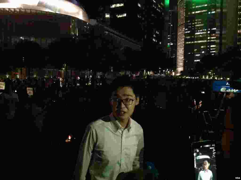 集会开始前民族党陈浩天接受媒体采访(美国之音海彦拍摄)