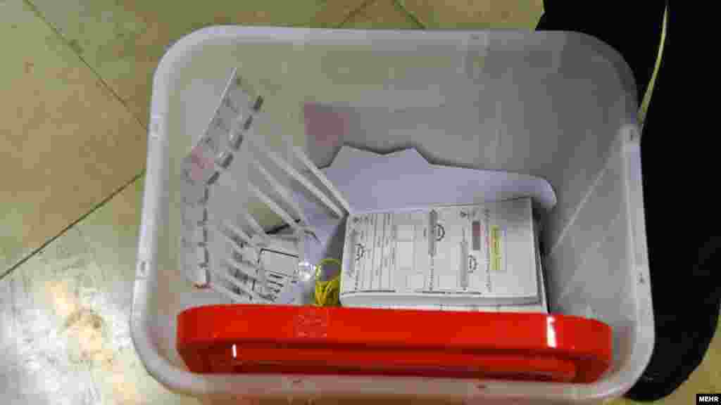 انتخابات دور دوم مجلس شورای اسلامی - صندوق خالی قبل از رای گیری، استان اصفهان، شهررضا اردیبهشت ۱۳۹۵