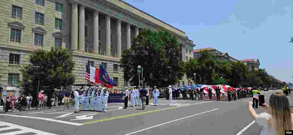 华盛顿独立日庆祝游行街头即景。(2025年7月4日)